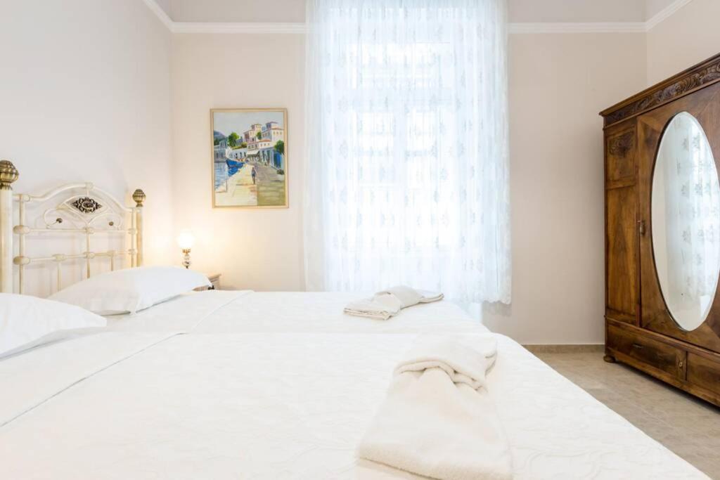 Neoclassical Apartment With 2 Bedrooms In พีเรียส ภายนอก รูปภาพ