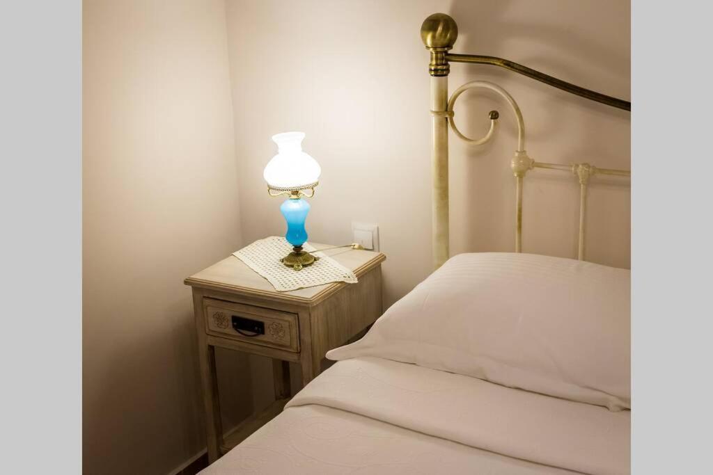 Neoclassical Apartment With 2 Bedrooms In พีเรียส ภายนอก รูปภาพ