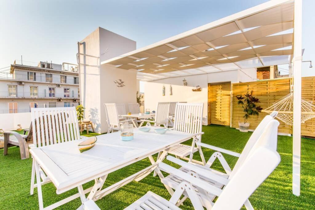 Neoclassical Apartment With 2 Bedrooms In พีเรียส ภายนอก รูปภาพ