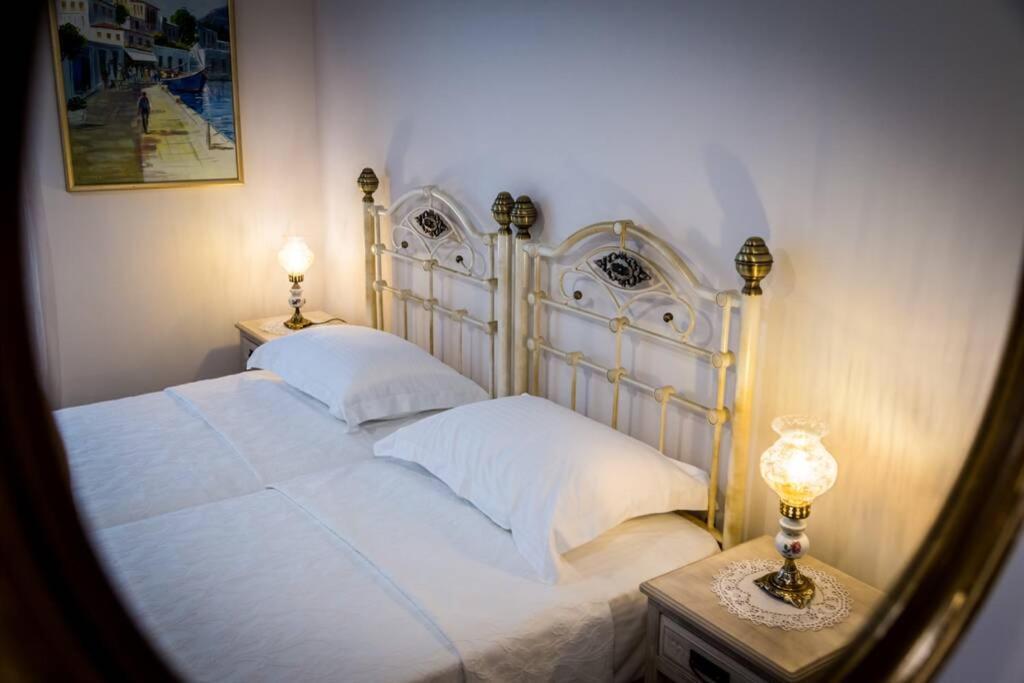 Neoclassical Apartment With 2 Bedrooms In พีเรียส ภายนอก รูปภาพ