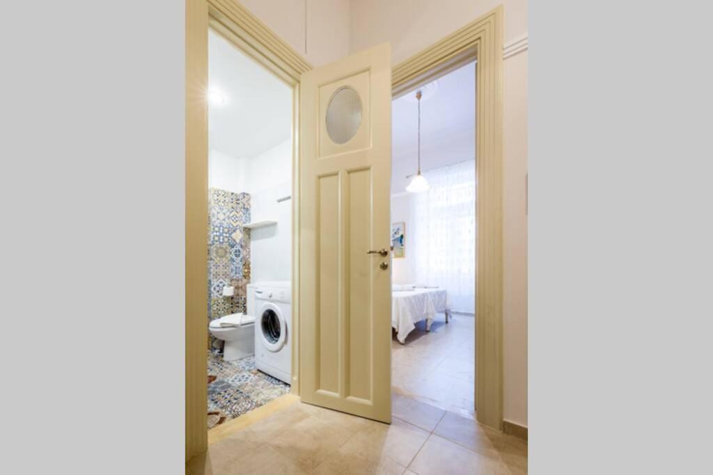 Neoclassical Apartment With 2 Bedrooms In พีเรียส ภายนอก รูปภาพ