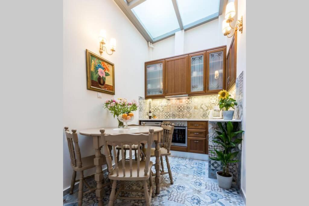 Neoclassical Apartment With 2 Bedrooms In พีเรียส ภายนอก รูปภาพ