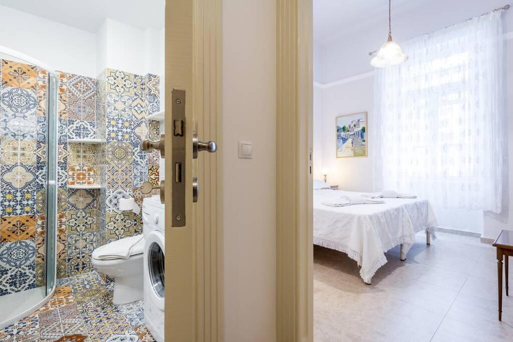 Neoclassical Apartment With 2 Bedrooms In พีเรียส ภายนอก รูปภาพ