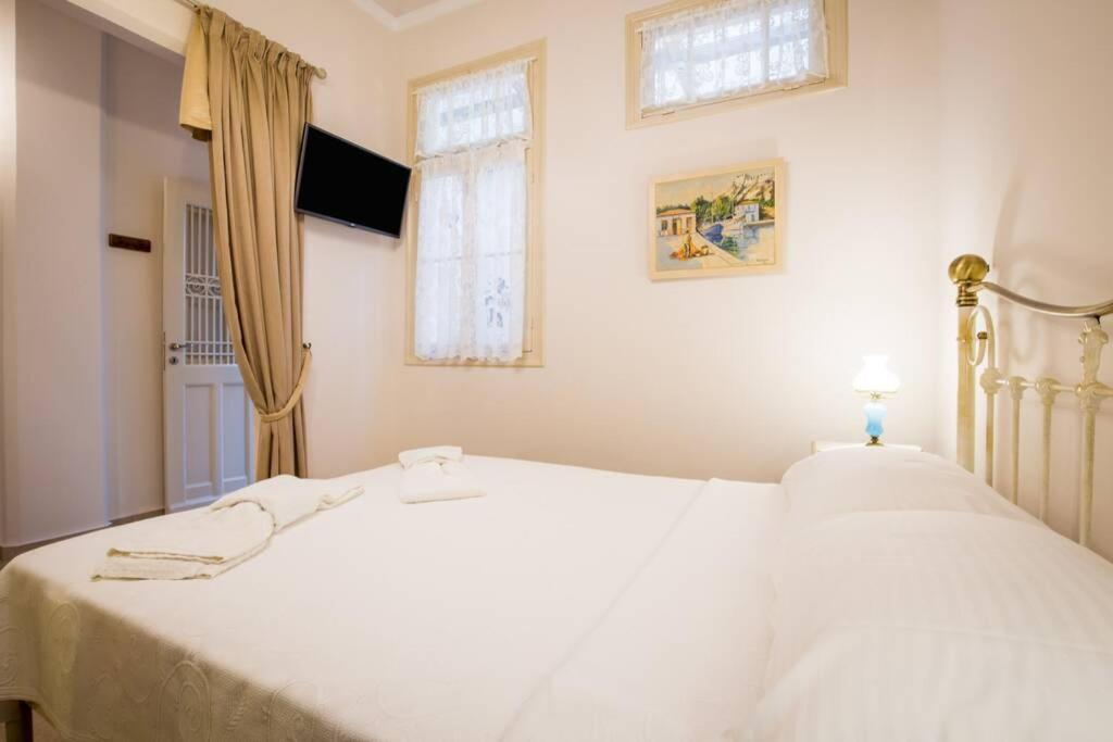 Neoclassical Apartment With 2 Bedrooms In พีเรียส ภายนอก รูปภาพ