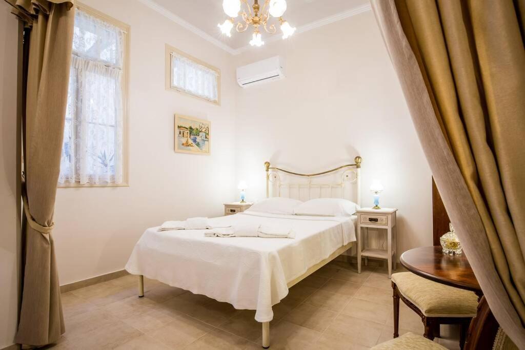 Neoclassical Apartment With 2 Bedrooms In พีเรียส ภายนอก รูปภาพ