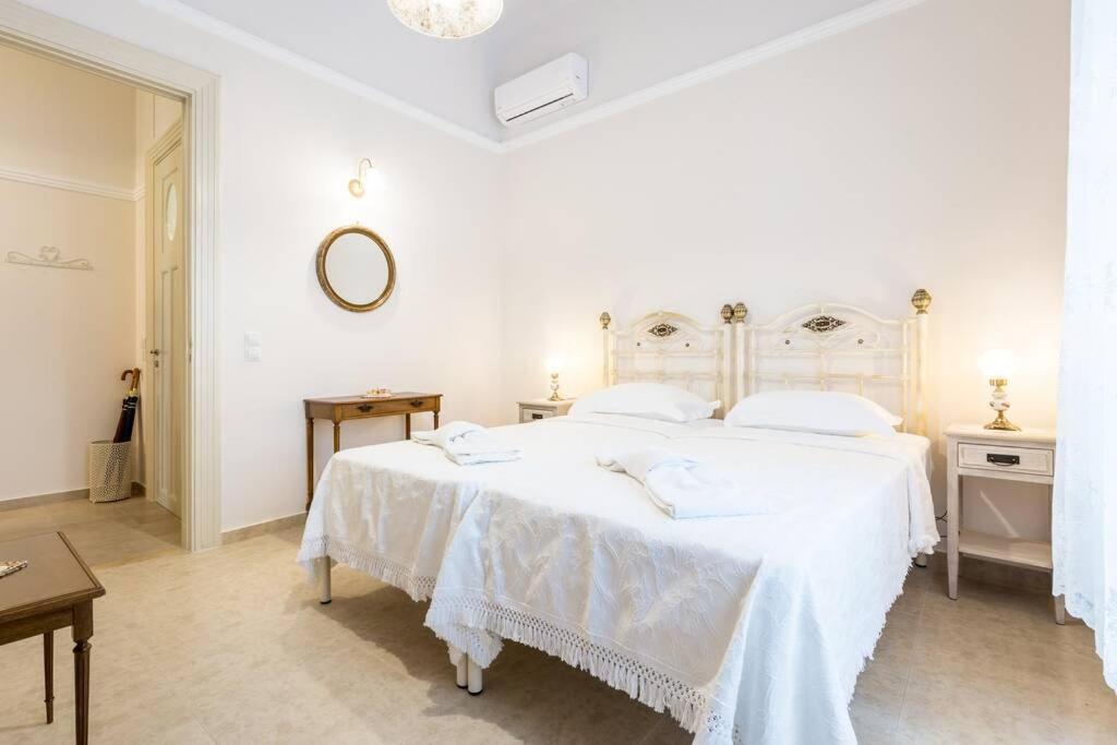 Neoclassical Apartment With 2 Bedrooms In พีเรียส ภายนอก รูปภาพ