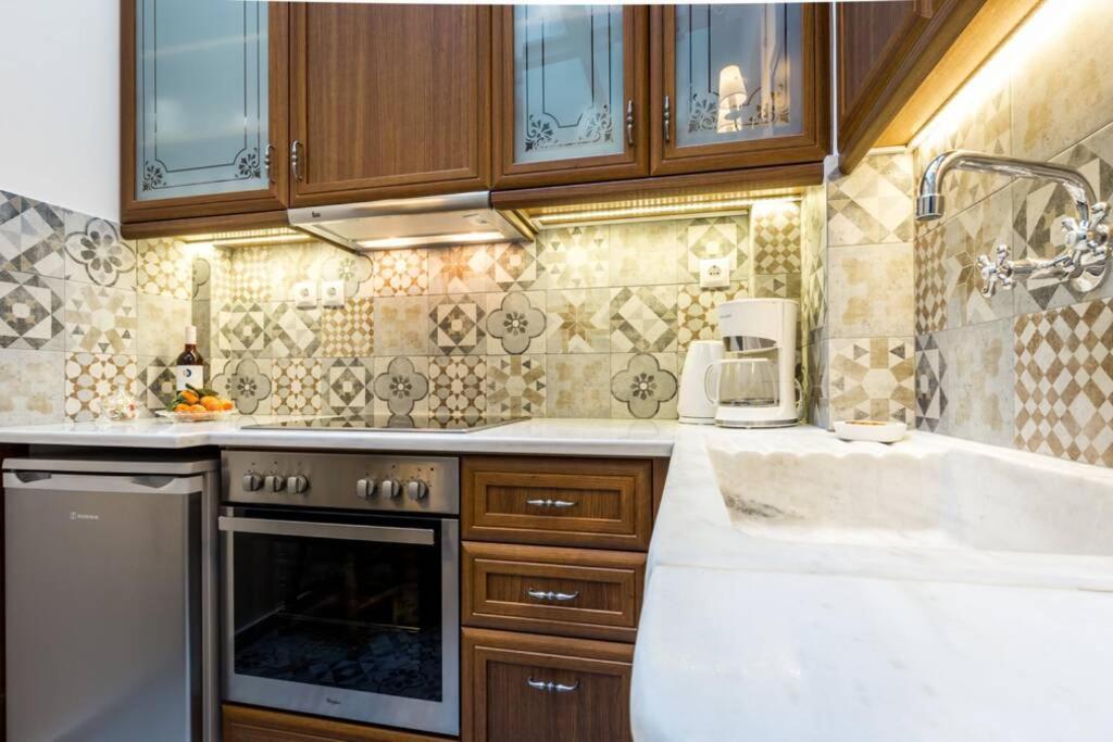 Neoclassical Apartment With 2 Bedrooms In พีเรียส ภายนอก รูปภาพ
