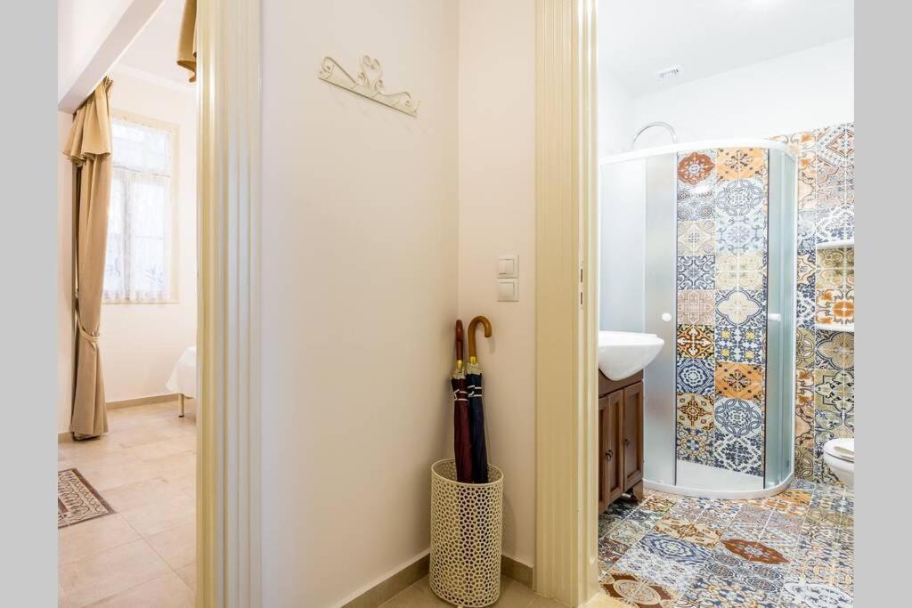 Neoclassical Apartment With 2 Bedrooms In พีเรียส ภายนอก รูปภาพ