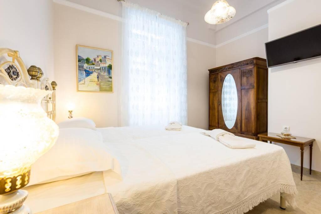 Neoclassical Apartment With 2 Bedrooms In พีเรียส ภายนอก รูปภาพ