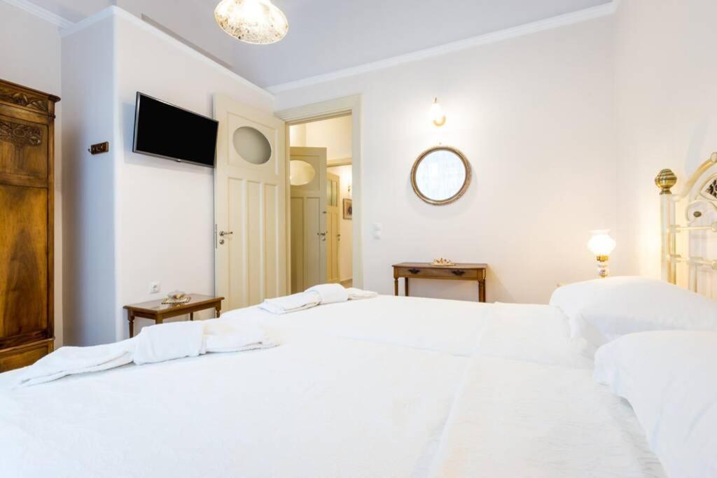 Neoclassical Apartment With 2 Bedrooms In พีเรียส ภายนอก รูปภาพ