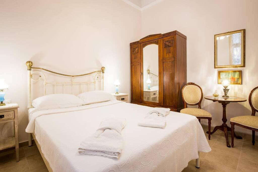 Neoclassical Apartment With 2 Bedrooms In พีเรียส ภายนอก รูปภาพ