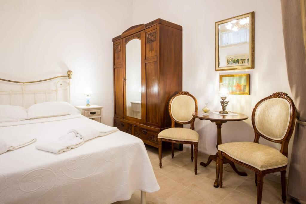 Neoclassical Apartment With 2 Bedrooms In พีเรียส ภายนอก รูปภาพ