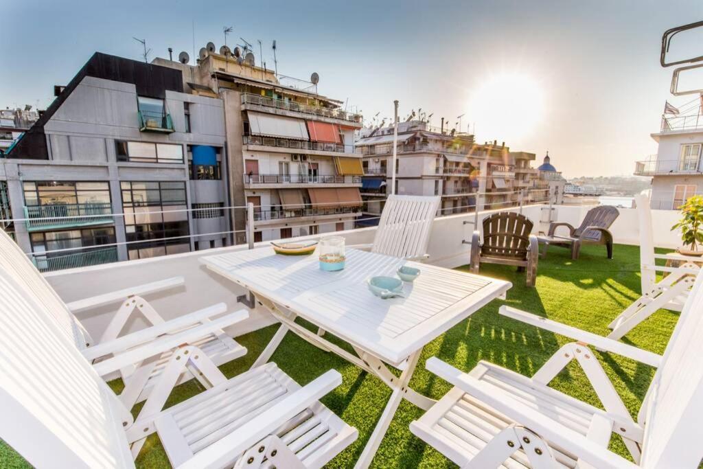 Neoclassical Apartment With 2 Bedrooms In พีเรียส ภายนอก รูปภาพ