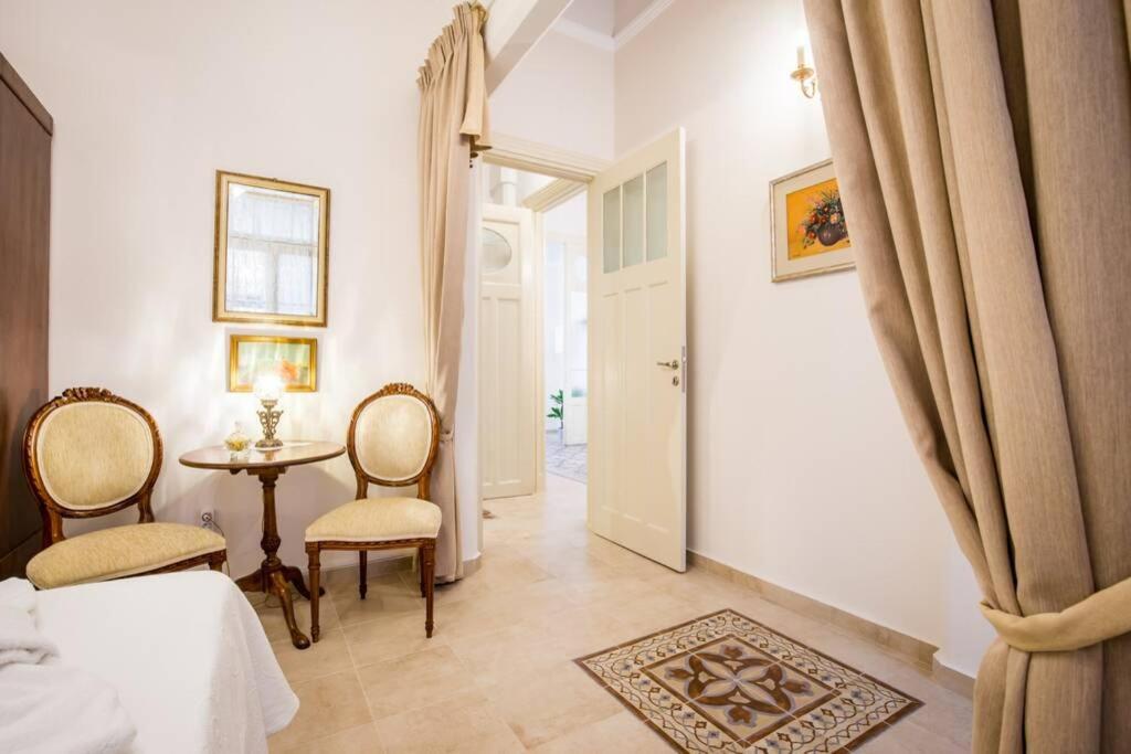 Neoclassical Apartment With 2 Bedrooms In พีเรียส ภายนอก รูปภาพ