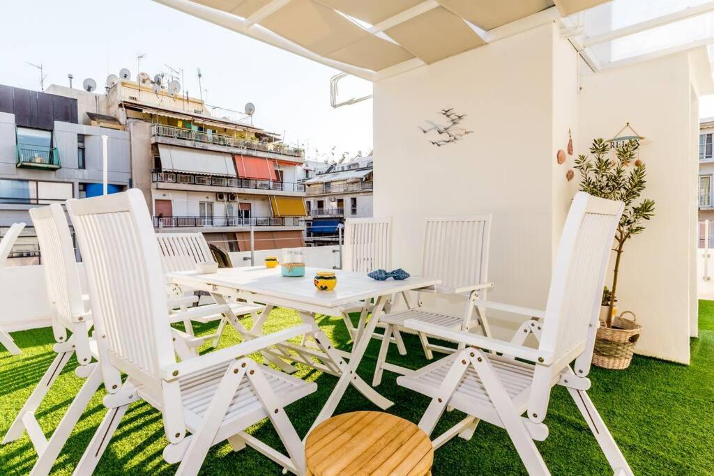 Neoclassical Apartment With 2 Bedrooms In พีเรียส ภายนอก รูปภาพ