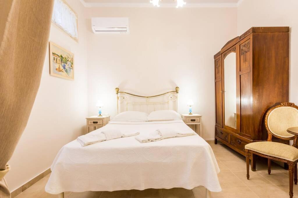 Neoclassical Apartment With 2 Bedrooms In พีเรียส ภายนอก รูปภาพ
