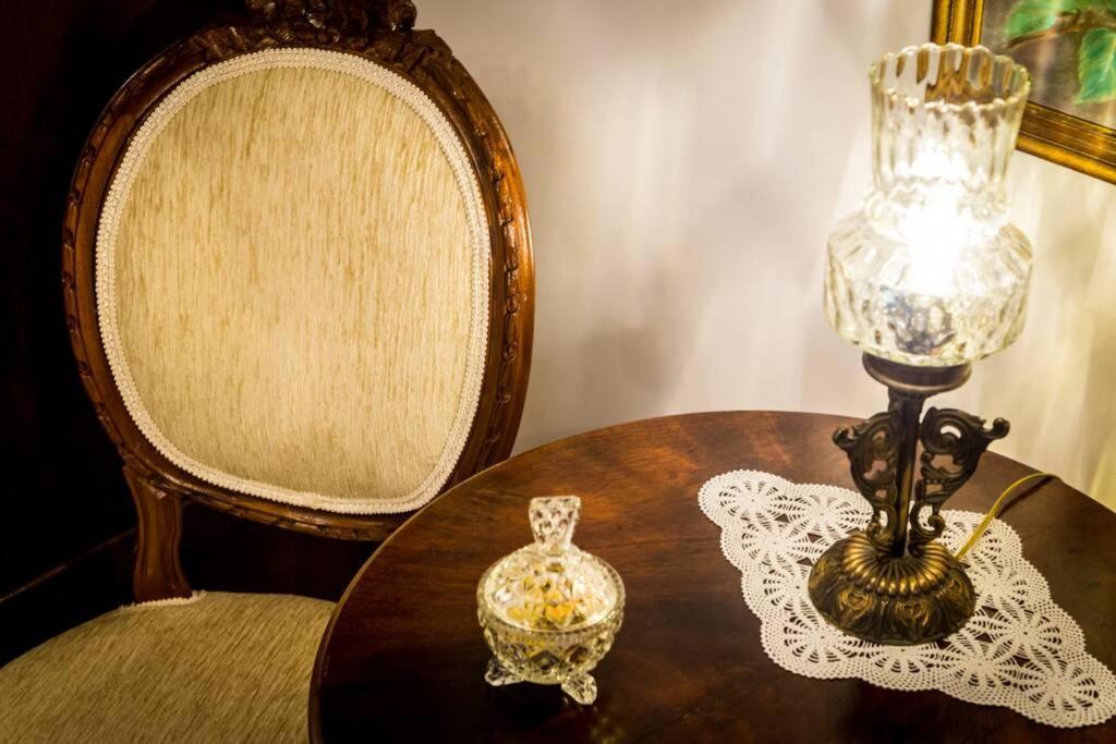 Neoclassical Apartment With 2 Bedrooms In พีเรียส ภายนอก รูปภาพ