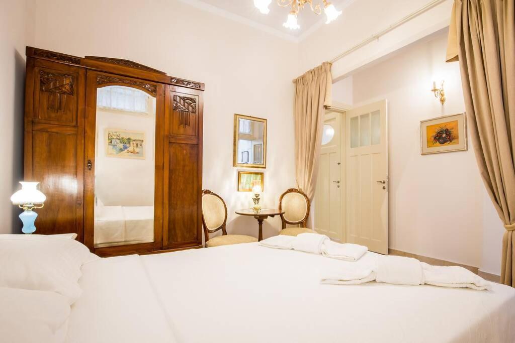 Neoclassical Apartment With 2 Bedrooms In พีเรียส ภายนอก รูปภาพ